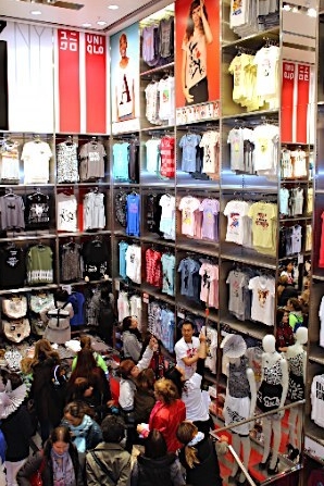 优衣库闪耀柏林 日本快时尚巨头德国旗舰店盛大开业，为欧洲时尚市场注入新活力