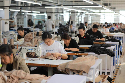 河北沧县 京津转移服装企业生产忙 服装服饰